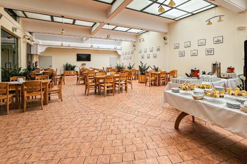 Reštaurácia alebo iné gastronomické zariadenie v ubytovaní Dom Pielgrzyma ARKA