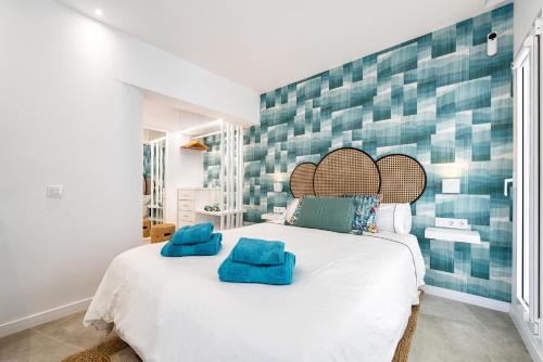Un dormitorio con una cama con almohadas azules. en La Garita SAL & ARENA, en La Garita