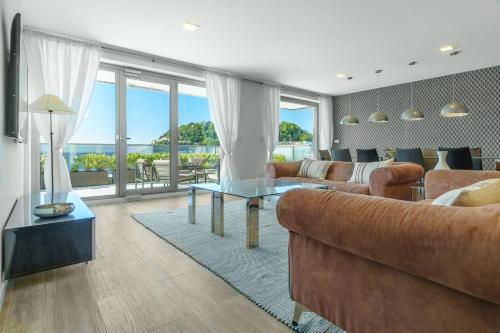 MONTHLY LA CONCHA BREEZE by SWEET HOME SAN SEBASTIAN