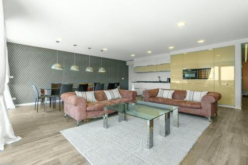MONTHLY LA CONCHA BREEZE by SWEET HOME SAN SEBASTIAN