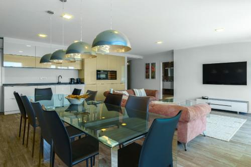 MONTHLY LA CONCHA BREEZE by SWEET HOME SAN SEBASTIAN