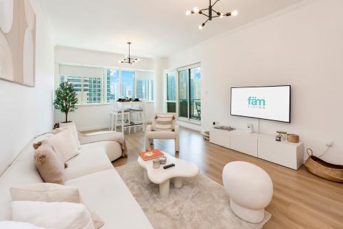 FAM Living - Panoramic Dubai Marina View apartment