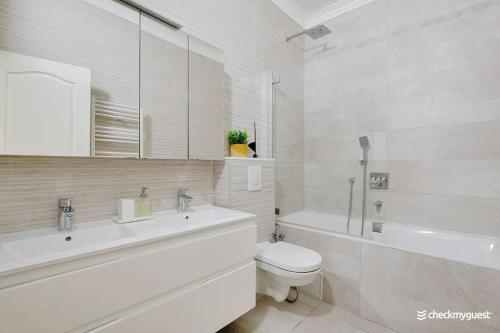 une salle de bain avec toilettes, lavabo et baignoire dans l'établissement Luxury apartment 4pers George V, à Paris