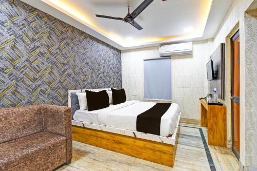 1 dormitorio con 1 cama y 1 sofá en OYO Maa Bhubaneswari Hotel, en Bhubaneshwar