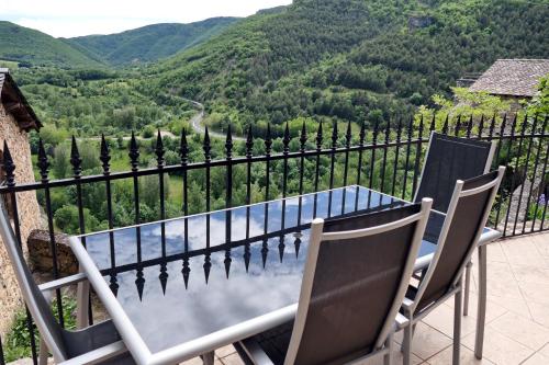 d'une table et de chaises avec vue sur la montagne. dans l'établissement Gites Castel de Cantobre - L'Egyptien, à Cantobre