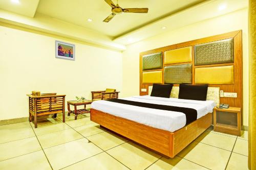 OYO Hotel Grand Signia في Zirakpur: غرفة نوم بسرير كبير في غرفة