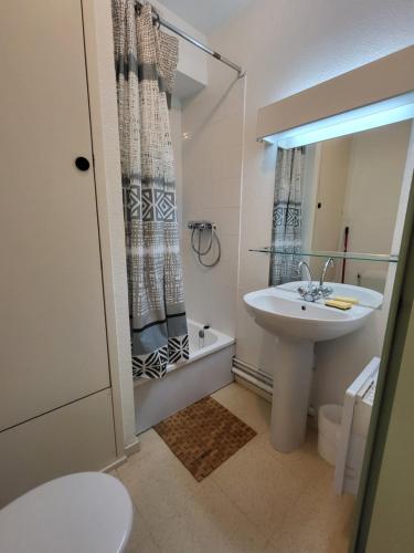 W łazience znajduje się umywalka, toaleta i prysznic. w obiekcie NEORESID RESIDENCE TREFILERIE w mieście Saint-Étienne