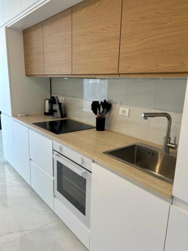 Kuchyň nebo kuchyňský kout v ubytování Smart Luxury Suites & Apartments