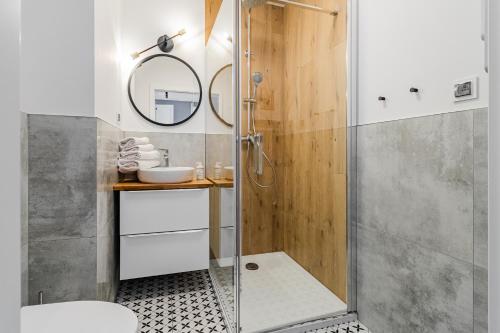 Koupelna v ubytování APARTAMENTY MIERZEJA - STEGNA PARK MEDIUM, 500 m od plaży, Bezpłatny Meleks