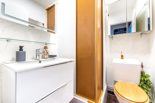 Kuchyň nebo kuchyňský kout v ubytování NEW Le Zénith Paris Centre TV WIFI 20mn Louvre Pigalle