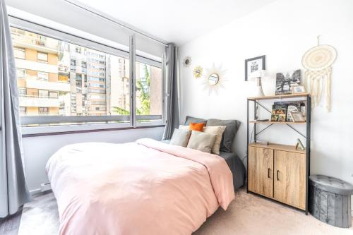 Postel nebo postele na pokoji v ubytování NEW Le Zénith Paris Centre TV WIFI 20mn Louvre Pigalle