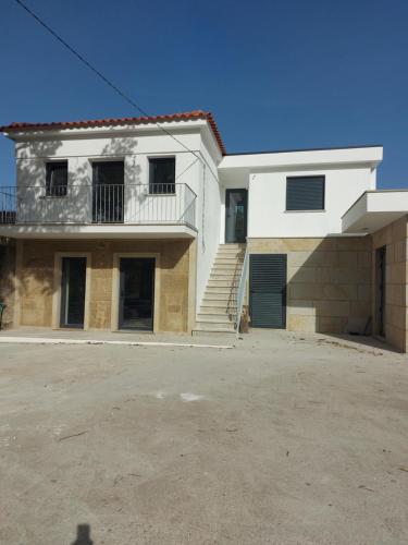 a large white house with a large driveway at Recanto d'avo in Monção