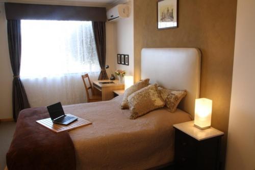 Ένα ή περισσότερα κρεβάτια σε δωμάτιο στο Astoria Retreat Bed & Breakfast