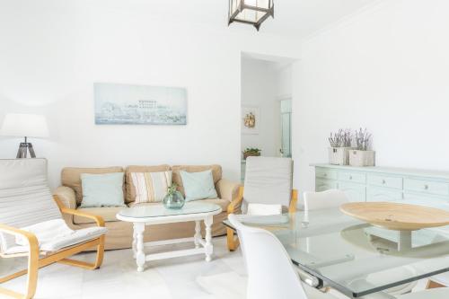 a living room with a couch and a table at Apartamento coqueto en la Playa de Regla 4 in Chipiona