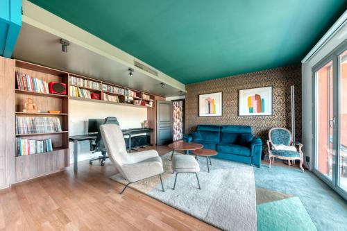 a living room with a blue couch and a table at GuestReady - Apt près du Parc de la Tête d'Or in Lyon