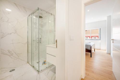 Bilik mandi di GuestReady - Grey pearl in Queluz