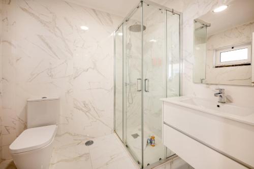 Bilik mandi di GuestReady - Grey pearl in Queluz