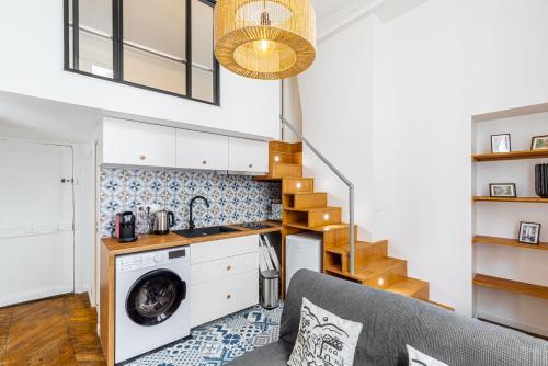 - une cuisine avec un lave-linge dans le salon dans l'établissement GuestReady - Bel Appartement Le Marais, à Paris