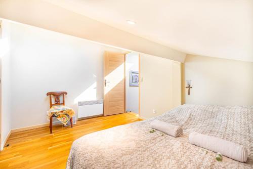 - une chambre blanche avec un lit et un escalier dans l'établissement GuestReady - Comfortable getaway near Paris, à Boulogne-Billancourt