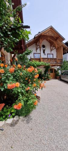 una casa con un mazzo di fiori davanti di Villa Franz Xaver a St. Wolfgang