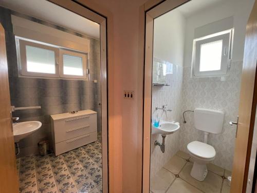 La salle de bains est pourvue de toilettes et d'un lavabo. dans l'établissement Apartman Goga, à Pula