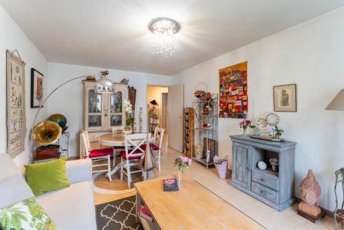 un salon avec un canapé et une table dans l'établissement En bord de Sorgue, à LʼIsle-sur-la-Sorgue