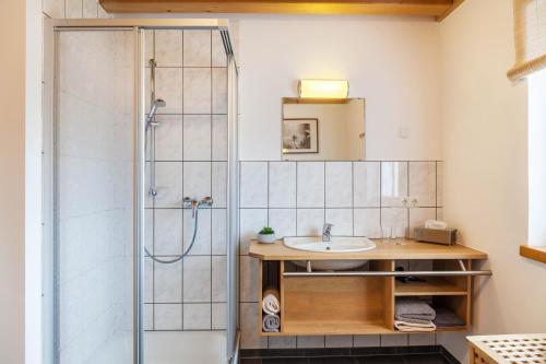 La salle de bains est pourvue d'une douche et d'un lavabo. dans l'établissement Wohnung Grün - Ferienhaus Ammergau, à Unterammergau