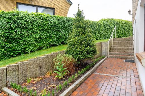 a staircase leading to a house with a christmas tree at Ferienwohnung Angeln in Ulstrupfeld