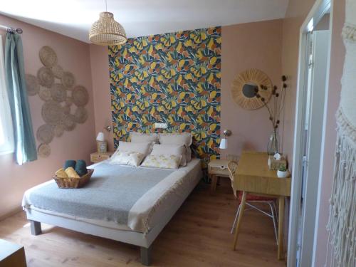 - une chambre avec un grand lit et un mur coloré dans l'établissement chambre d'hôte chez Suzel, à Sussargues