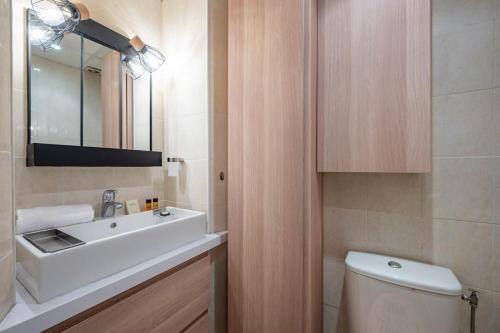 une salle de bain avec un lavabo, des toilettes et un miroir dans l'établissement B016 - Beautiful apt For 4 - Cannes center, à Cannes