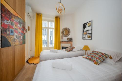 une chambre avec deux lits et une fenêtre dans l'établissement B016 - Beautiful apt For 4 - Cannes center, à Cannes
