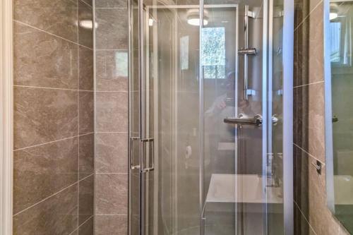 eine Dusche mit Glastür im Badezimmer in der Unterkunft Flott hytte Bjelland Lindesnes in Bjerland