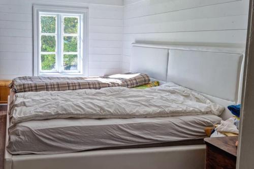zwei Betten in einem Zimmer mit Fenster in der Unterkunft Flott hytte Bjelland Lindesnes in Bjerland