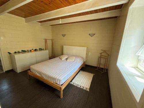 une chambre avec un lit dans une pièce dans l'établissement Petite maison à la campagne, à Mespaul