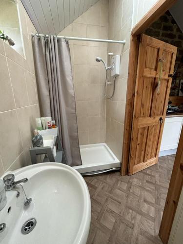 Bilik mandi di Shepherd's Hut Bilsdale