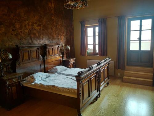 um quarto com uma grande cama de madeira num quarto em Spillenberg House Main Property 2024 em Levoča