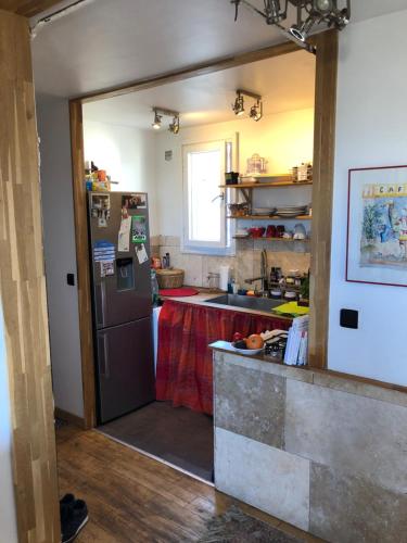 パリにあるSharing flatのキッチン(ステンレス製の冷蔵庫、カウンター付)
