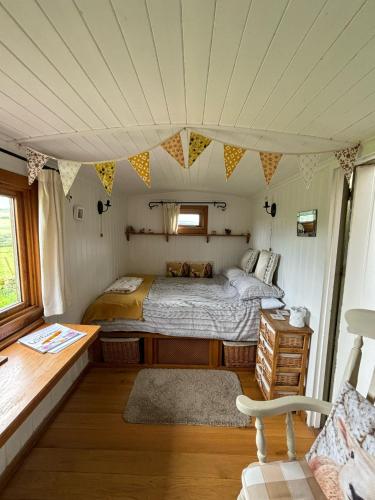 Katil atau katil-katil dalam bilik di Shepherd's Hut Bilsdale
