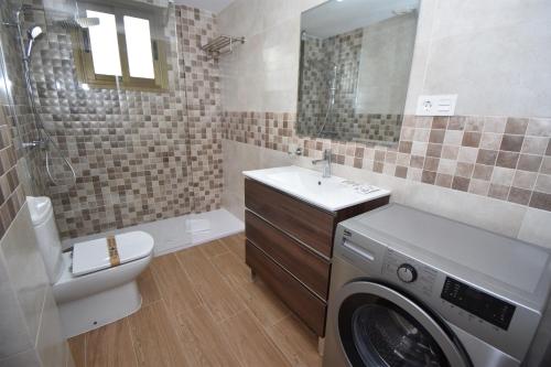 Modern Apt Walking distance to Shops and Beach