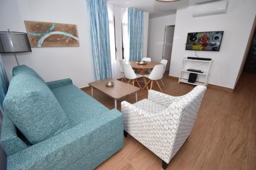 Modern Apt Walking distance to Shops and Beach