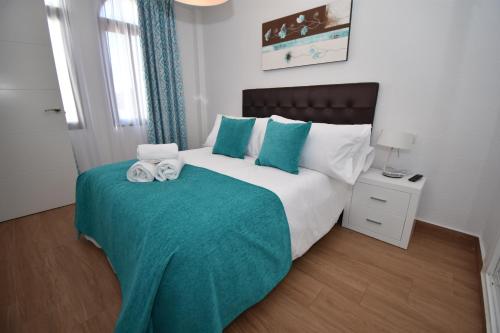 Modern Apt Walking distance to Shops and Beach