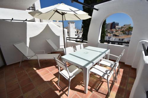 Modern Apt Walking distance to Shops and Beach