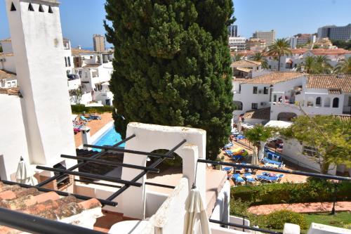 Modern Apt Walking distance to Shops and Beach