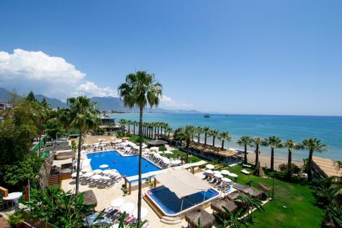 een luchtzicht op een resort met een zwembad en de oceaan bij DE'MANOR BOUTIQUE HOTEL in Alanya