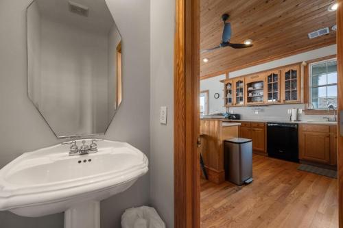 un baño con lavabo y espejo en MS22 Sandpiper's Retreat, en Nags Head
