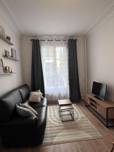 Μια τηλεόραση ή/και κέντρο ψυχαγωγίας στο Appartement T2 aux portes de Paris