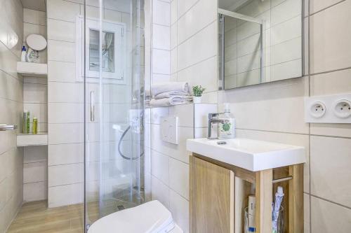 une salle de bain avec toilettes, lavabo et douche dans l'établissement Stunning Waterfront Apartment, à Villefranche-sur-Mer
