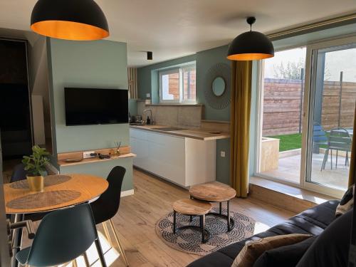 Kuchyňa alebo kuchynka v ubytovaní Appartement Proche Hôpital, Jardin privatif