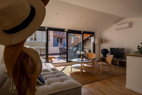a living room with a couch and a table at La maison des canailles in Cassis