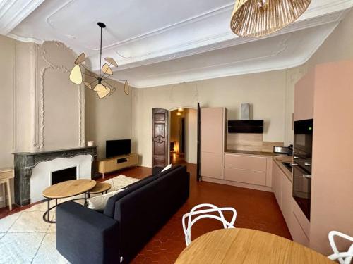 un salon avec un canapé et une table dans l'établissement Splendide T2 au coeur d'Aix et du Cours Mirabeau, à Aix-en-Provence